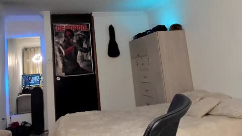 Snapshot of a_lejandro_08 chatting on 12/21/24, 05:25 alejo online show from 12/21/24, 05:25