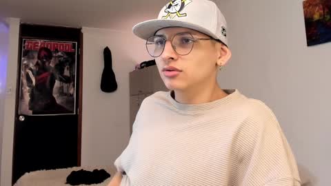 Snapshot of a_lejandro_08 chatting on 12/22/24, 11:09 alejo online show from 12/22/24, 11:09