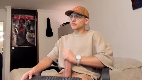 Snapshot of a_lejandro_08 chatting on 12/24/24, 06:44 alejo online show from 12/24/24, 06:44