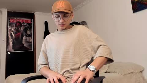 Snapshot of a_lejandro_08 chatting on 12/24/24, 09:50 alejo online show from 12/24/24, 09:50