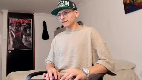 Snapshot of a_lejandro_08 chatting on 12/24/24, 12:55 alejo online show from 12/24/24, 12:55