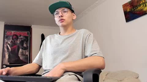 Snapshot of a_lejandro_08 chatting on 12/26/24, 02:12 alejo online show from 12/26/24, 02:12