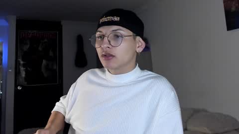 Snapshot of a_lejandro_08 chatting on 12/26/24, 08:18 alejo online show from 12/26/24, 08:18