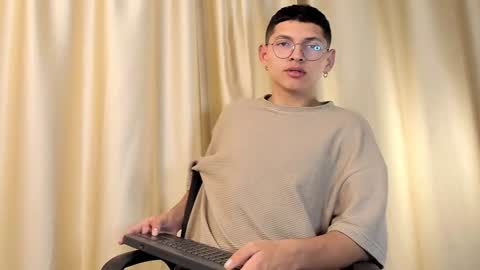 Snapshot of a_lejandro_08 chatting on 01/15/25, 04:04 alejo online show from 01/15/25, 04:04