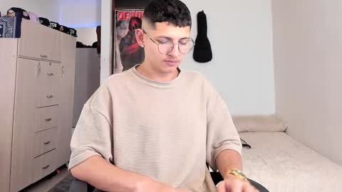 Snapshot of a_lejandro_08 chatting on 01/21/25, 07:28 alejo online show from 01/21/25, 07:28