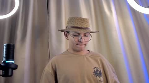 Snapshot of a_lejandro_08 chatting on 02/04/25, 07:07 alejo online show from 02/04/25, 07:07