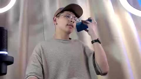 Snapshot of a_lejandro_08 chatting on 02/05/25, 10:33 alejo online show from 02/05/25, 10:33