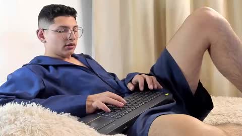 Snapshot of a_lejandro_08 chatting on 02/10/25, 03:03 alejo online show from 02/10/25, 03:03