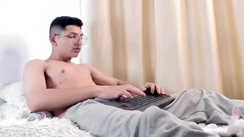 Snapshot of a_lejandro_08 chatting on 02/10/25, 03:21 alejo online show from 02/10/25, 03:21