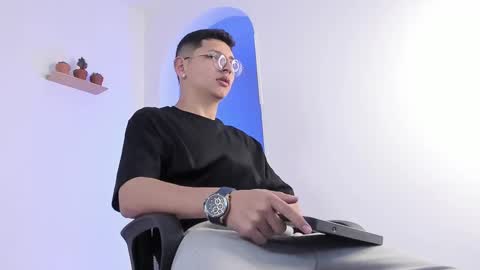 Snapshot of a_lejandro_08 chatting on 02/26/25, 08:00 alejo online show from 02/26/25, 08:00