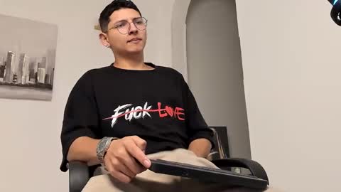 Snapshot of a_lejandro_08 chatting on 03/08/25, 01:28 alejo online show from 03/08/25, 01:28