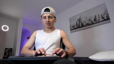 Snapshot of a_lejandro_08 chatting on 03/10/25, 06:16 alejo online show from 03/10/25, 06:16