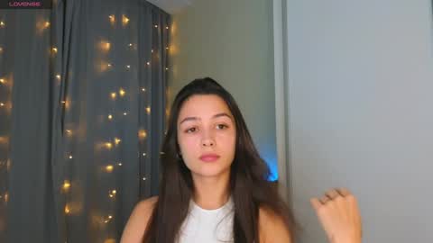 Snapshot of a_p_p_l_e chatting on 12/11/24, 07:53 Mila and Jess online show from 12/11/24, 07:53