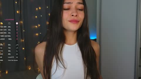 Snapshot of a_p_p_l_e chatting on 12/11/24, 10:58 Mila and Jess online show from 12/11/24, 10:58