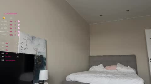 Snapshot of a_p_p_l_e chatting on 10/21/25, 08:37 Mila and Jess online show from 10/21/25, 08:37