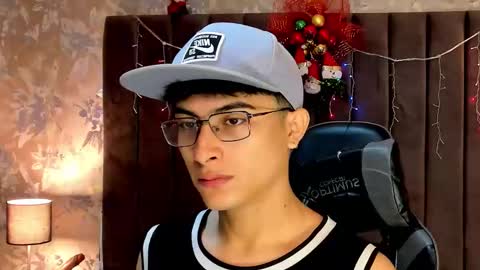 Snapshot of aaron_eze chatting on 12/21/25, 09:11 Aaron Ezequiel online show from 12/21/25, 09:11