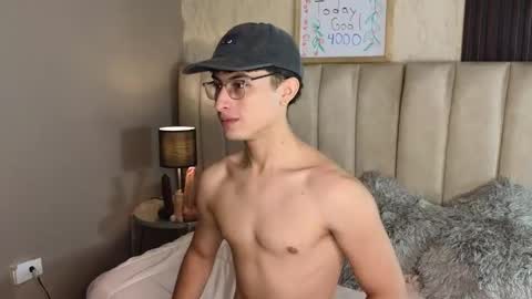 Snapshot of aaron_eze chatting on 01/12/26, 09:42 Aaron Ezequiel online show from 01/12/26, 09:42