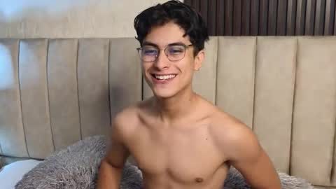 Snapshot of aaron_eze chatting on 01/16/26, 12:25 Aaron Ezequiel online show from 01/16/26, 12:25