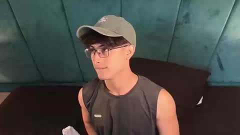 Snapshot of aaron_eze chatting on 04/10/26, 12:43 Aaron Ezequiel online show from 04/10/26, 12:43