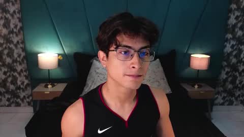 Snapshot of aaron_eze chatting on 06/05/26, 12:22 Aaron Ezequiel online show from 06/05/26, 12:22