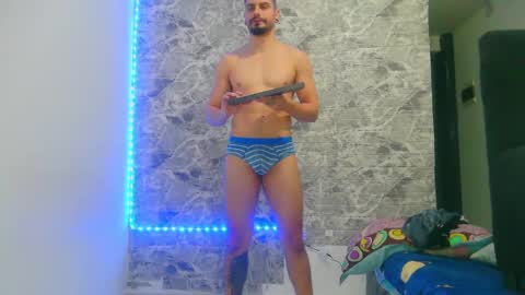 Aaron kwok online show from 12/19/24, 04:34