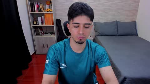 Snapshot of aaron_paul_ chatting on 12/06/24, 07:34 Aaron online show from 12/06/24, 07:34