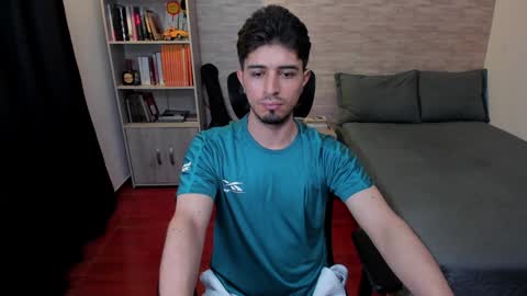 Snapshot of aaron_paul_ chatting on 12/14/24, 08:40 Aaron online show from 12/14/24, 08:40