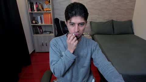 Snapshot of aaron_paul_ chatting on 01/05/25, 10:40 Aaron online show from 01/05/25, 10:40