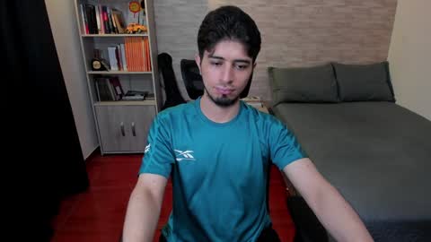 Snapshot of aaron_paul_ chatting on 01/08/25, 11:09 Aaron online show from 01/08/25, 11:09