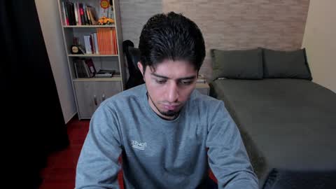 Snapshot of aaron_paul_ chatting on 01/09/25, 11:24 Aaron online show from 01/09/25, 11:24