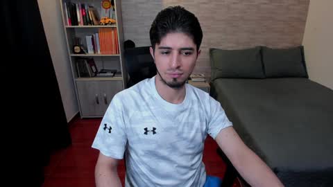 Snapshot of aaron_paul_ chatting on 01/10/25, 11:18 Aaron online show from 01/10/25, 11:18