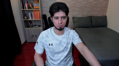 Snapshot of aaron_paul_ chatting on 01/25/25, 09:04 Aaron online show from 01/25/25, 09:04