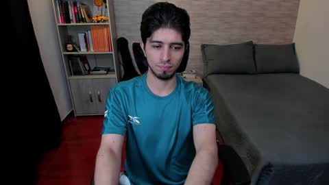 Snapshot of aaron_paul_ chatting on 02/01/25, 09:29 Aaron online show from 02/01/25, 09:29