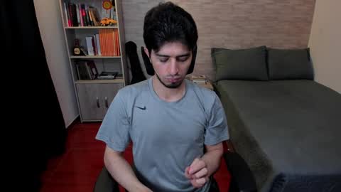 Snapshot of aaron_paul_ chatting on 02/02/25, 07:46 Aaron online show from 02/02/25, 07:46