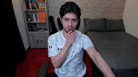 Snapshot of aaron_paul_ chatting on 02/03/25, 09:07 Aaron online show from 02/03/25, 09:07