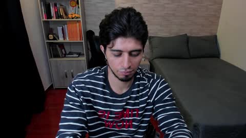 Snapshot of aaron_paul_ chatting on 02/07/25, 10:20 Aaron online show from 02/07/25, 10:20