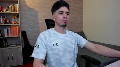 Snapshot of aaron_paul_ chatting on 02/27/25, 09:14 Aaron online show from 02/27/25, 09:14