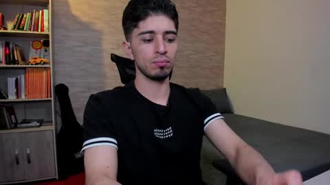 Snapshot of aaron_paul_ chatting on 03/03/25, 05:50 Aaron online show from 03/03/25, 05:50