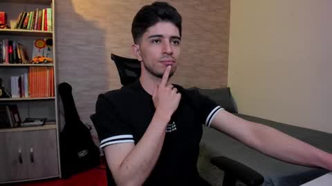 Snapshot of aaron_paul_ chatting on 03/03/25, 08:54 Aaron online show from 03/03/25, 08:54