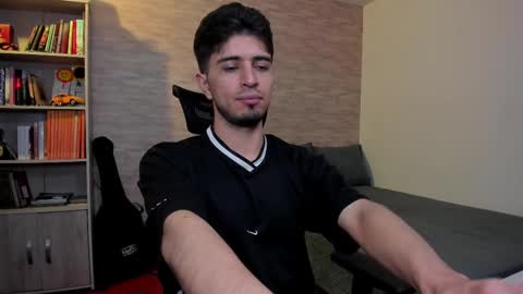 Snapshot of aaron_paul_ chatting on 03/06/25, 10:04 Aaron online show from 03/06/25, 10:04