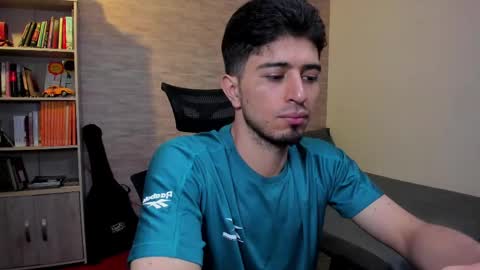 Snapshot of aaron_paul_ chatting on 03/07/25, 09:17 Aaron online show from 03/07/25, 09:17