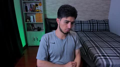 Snapshot of aaron_paul_ chatting on 09/08/25, 07:46 Aaron online show from 09/08/25, 07:46