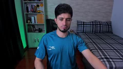 Snapshot of aaron_paul_ chatting on 09/10/25, 07:25 Aaron online show from 09/10/25, 07:25