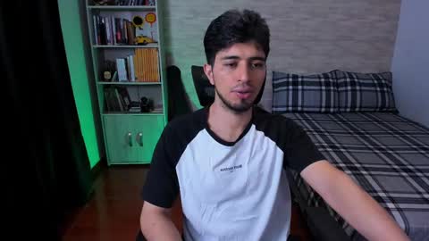 Snapshot of aaron_paul_ chatting on 09/19/25, 07:58 Aaron online show from 09/19/25, 07:58