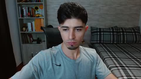 Snapshot of aaron_paul_ chatting on 10/05/25, 07:01 Aaron online show from 10/05/25, 07:01