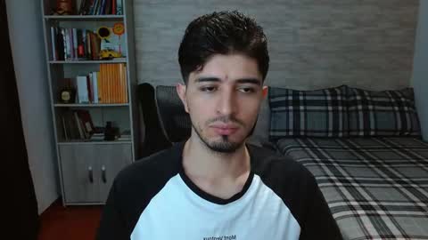 Snapshot of aaron_paul_ chatting on 10/13/25, 07:14 Aaron online show from 10/13/25, 07:14