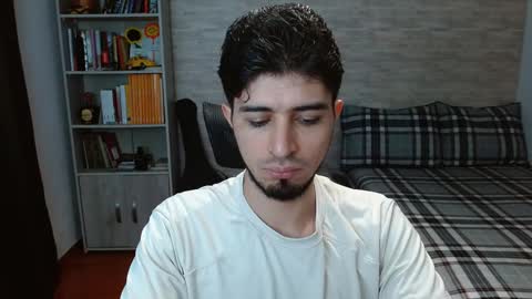 Snapshot of aaron_paul_ chatting on 10/27/25, 06:45 Aaron online show from 10/27/25, 06:45