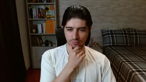 Snapshot of aaron_paul_ chatting on 04/16/26, 08:09 Aaron online show from 04/16/26, 08:09