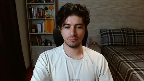 Snapshot of aaron_paul_ chatting on 04/16/26, 09:39 Aaron online show from 04/16/26, 09:39