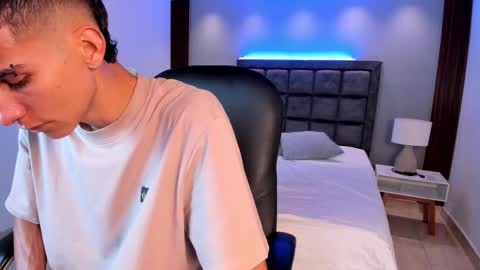 Snapshot of aaron_whitee chatting on 03/04/26, 09:21 Aaron online show from 03/04/26, 09:21